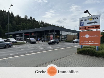 Braunfelser88: Außenfläche und großer Parkplatz gegenüber REWE!
